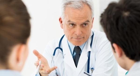 Un medico discute il trattamento con un uomo e una donna