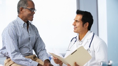 Medico che parla con un paziente