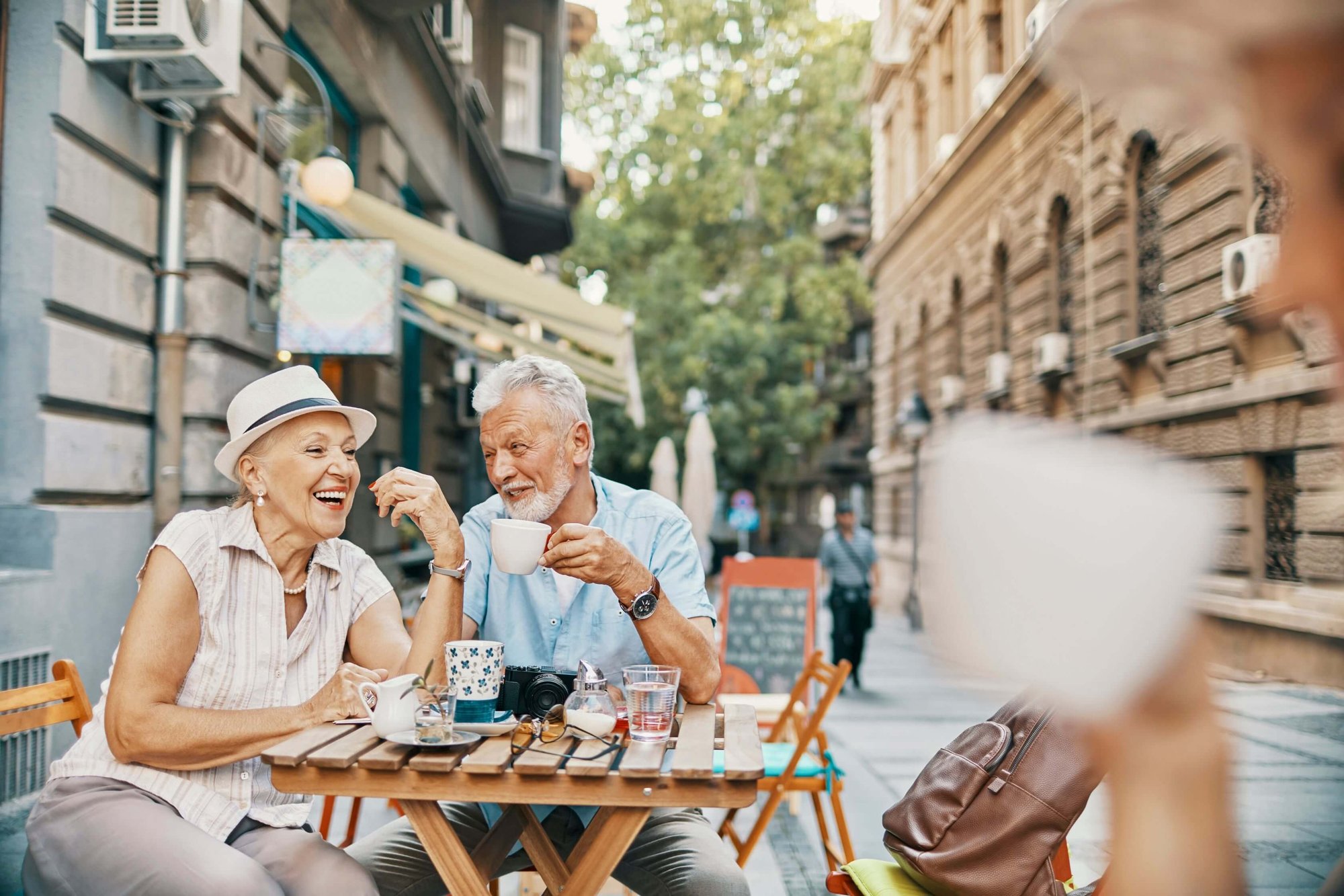 Uomo e donna che prendono un caffè insieme