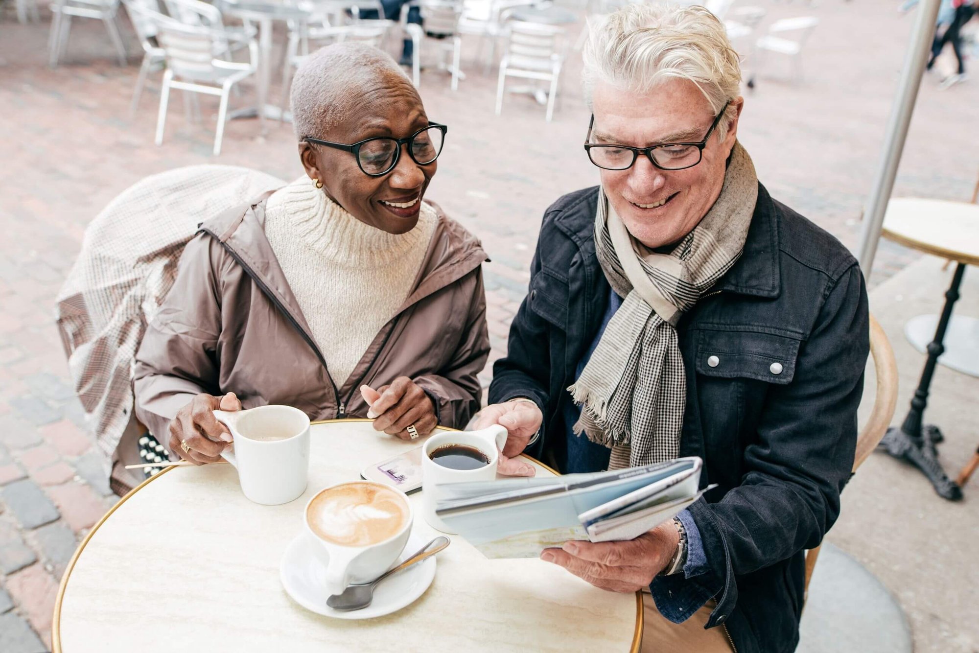 Uomo e donna che prendono un caffè insieme