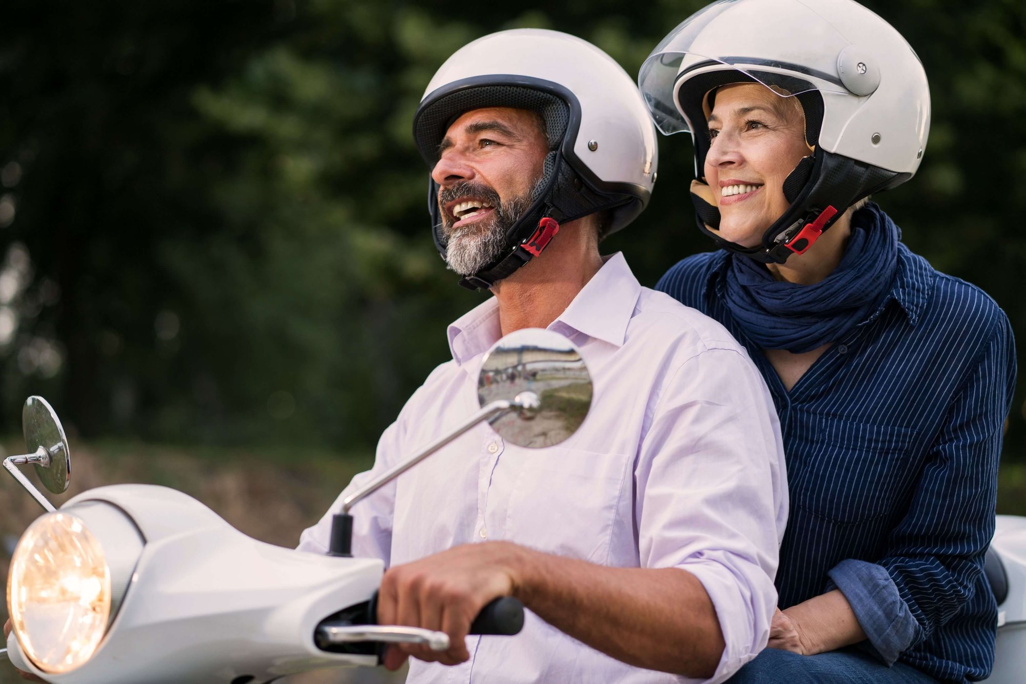 Uomo e donna in sella a una motocicletta