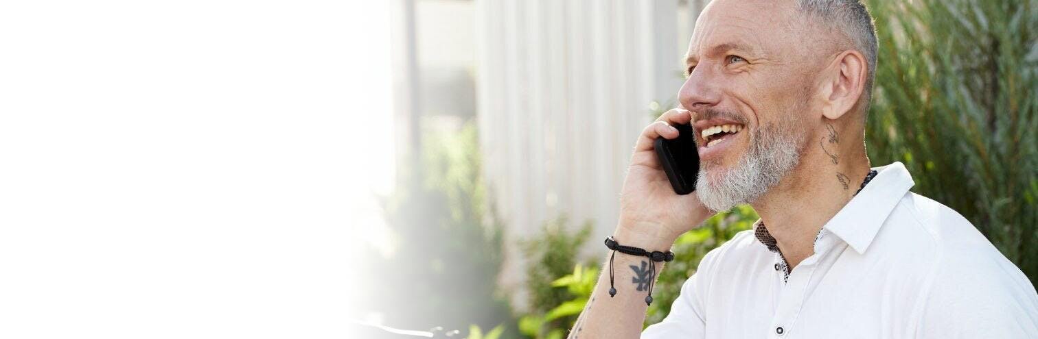 Uomo che parla al cellulare