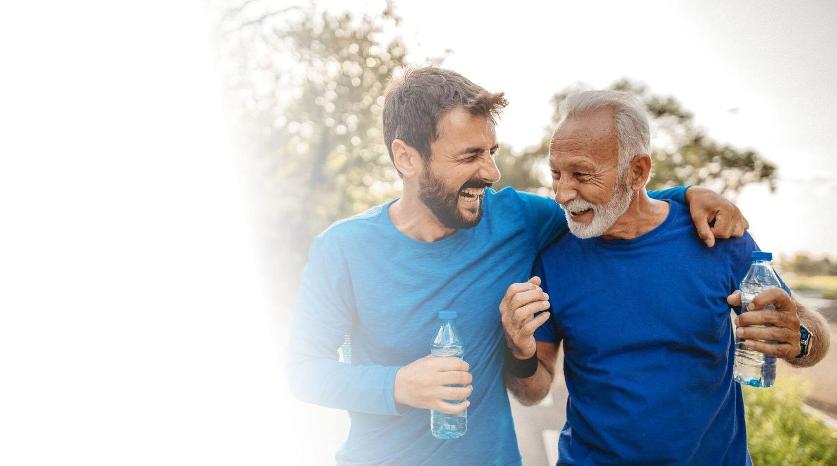 Due uomini che si abbracciano e ridono