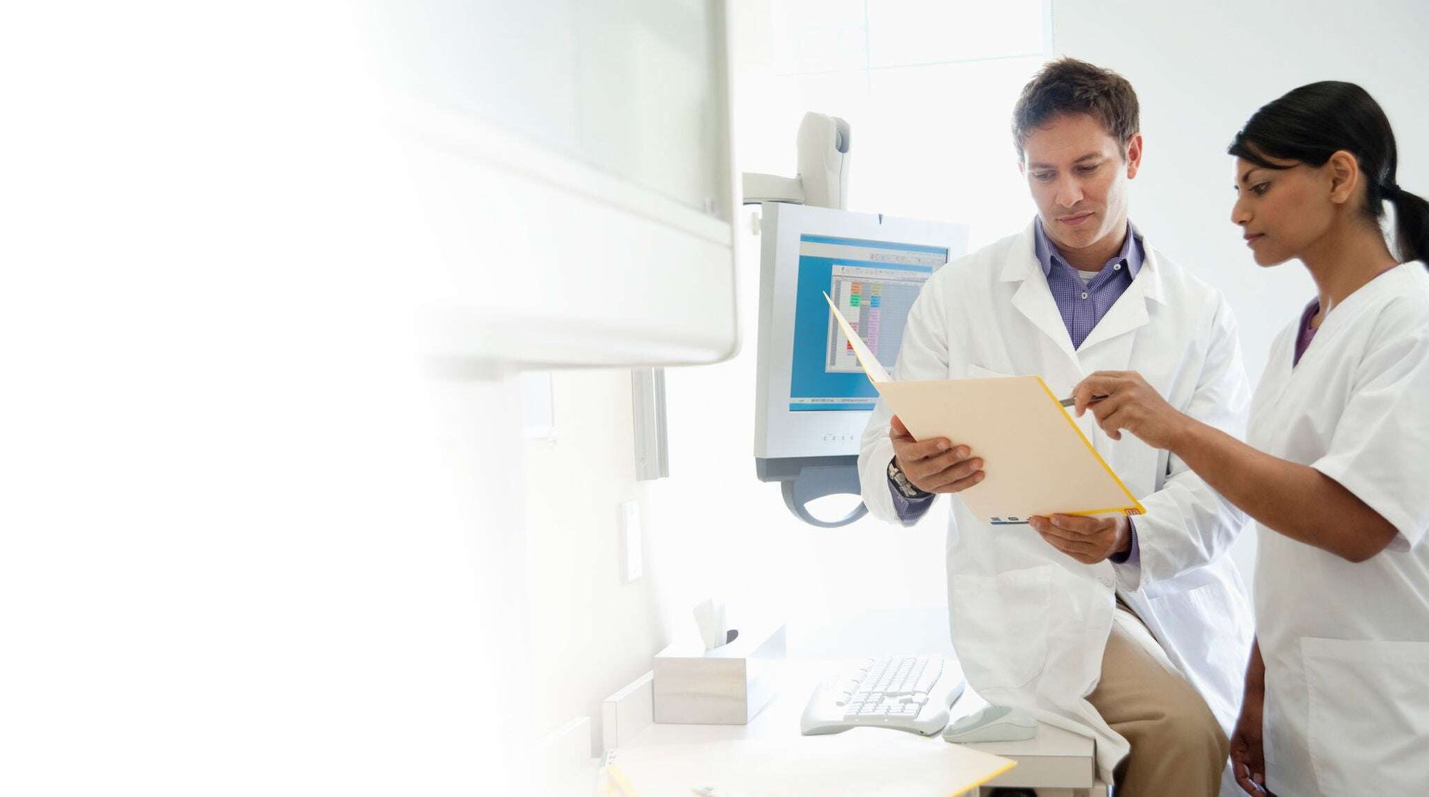 Due medici che esaminano i risultati dei test di un paziente