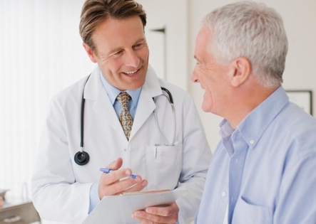 Medico che parla con un paziente